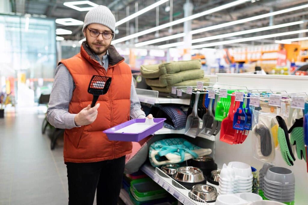 worker inspecting kitty litter scoop